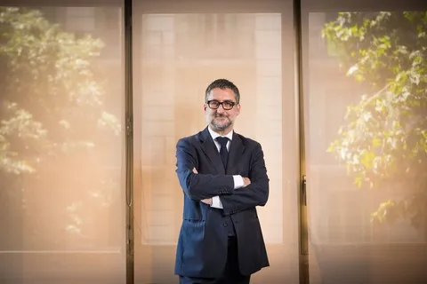 Ignaci Castilla Pérez debout, bras croisés, à côté d’une fenêtre dans une salle de réunion