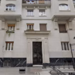 Façade du bureau de Torras & Asociados à Madrid, bâtiment classique avec fenêtres en lucarne